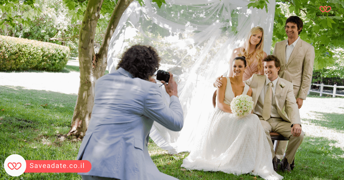צלם עושה צילום לחתן והכלה ולשושבינים